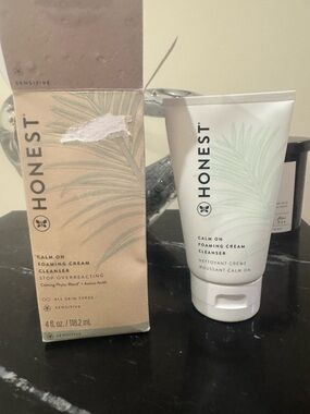 Honest Calm On Foaming Cream Cleanser - White & Light Green